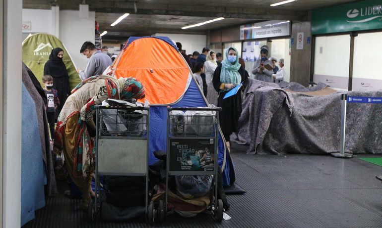 Migrantes asiáticos esperan en el aeropuerto internacional de San Pablo. Migrantes asiáticos esperan en el aeropuerto internacional de San Pablo.