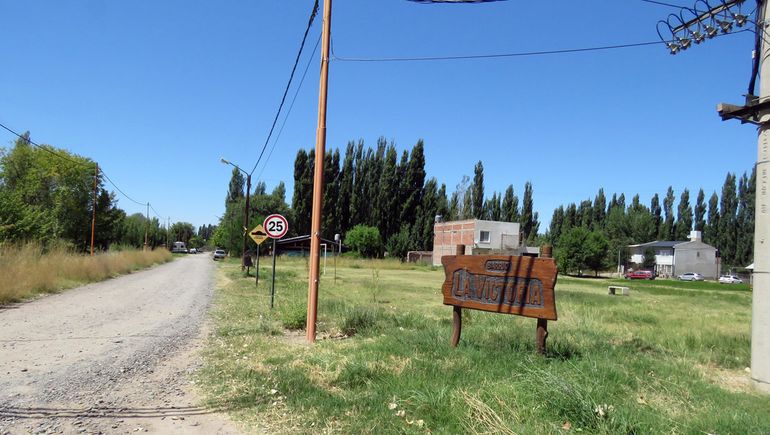 El ingreso al condomonio La Victoria en el extremo límite con Plottier. El ingreso al condomonio La Victoria en el extremo límite con Plottier.