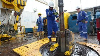 Petroleros consiguen adelantar aumentos a enero y un bono de $100 mil