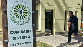 Gustavo Manzanita Navarrete estaba detenido en la comisaría de José de San Martín, en Chubut, y quería que lo trasladaran a Esquel para estar más cerca de su novia. Gustavo Manzanita Navarrete estaba detenido en la comisaría de José de San Martín, en Chubut, y quería que lo trasladaran a Esquel para estar más cerca de su novia.