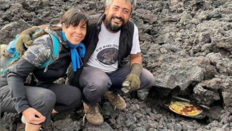 Viral: cocinan pizzas con lava y su emprendimiento causa furor en las redes