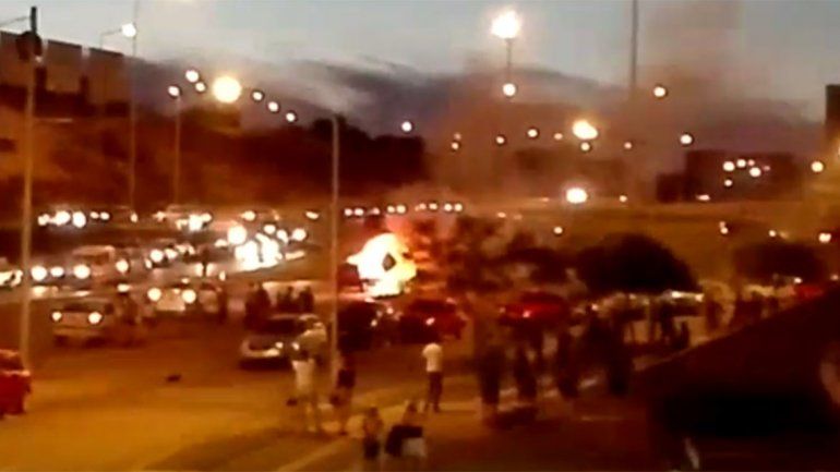 Un auto se prendió fuego frente al shopping