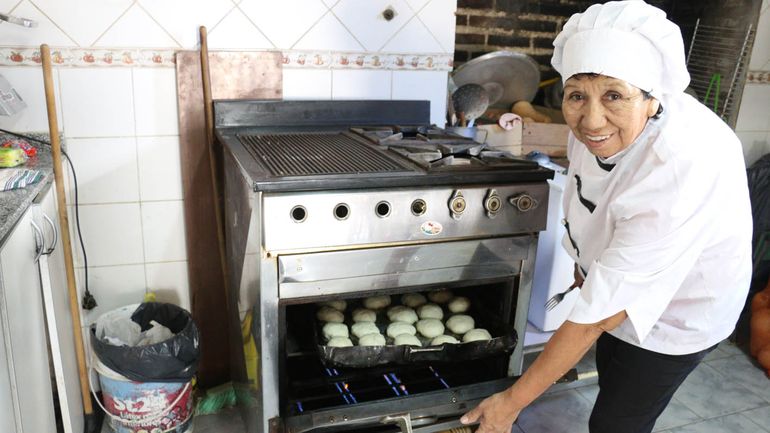 Historia de superación: las recetas de una cocinera solidaria llegaron a un libro