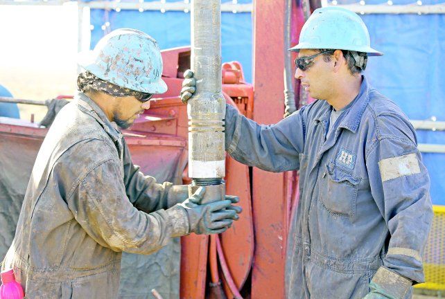 Trabajadores realizan una maniobra en la boca del pozo, en una torre en Vaca Muerta. Trabajadores realizan una maniobra en la boca del pozo, en una torre en Vaca Muerta.
