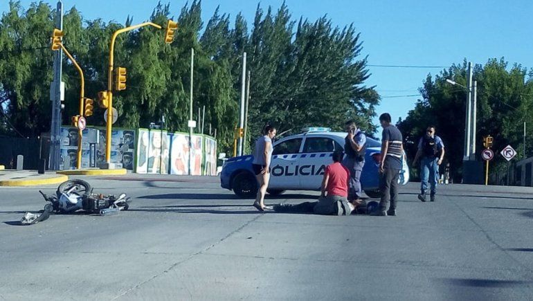 Dobló a la izquierda en el Metrobus y chocó a una moto