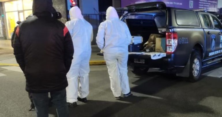 Vecinos encontraron a un hombre muerto en la calle: tenía varias puñaladas en el pecho
