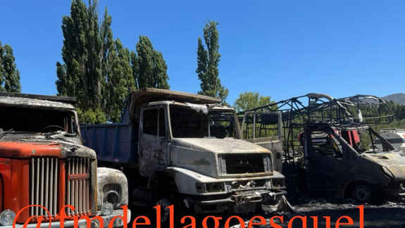 Numerosos vehículos dañados en un incendio, que investigan como atentado / Foto