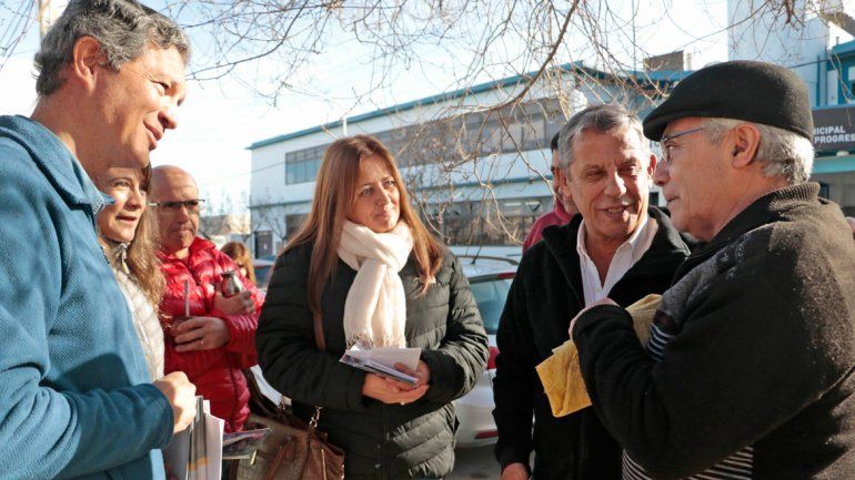 Junto a sus candidatas, Quiroga salió a timbrear por el barrio El Progreso