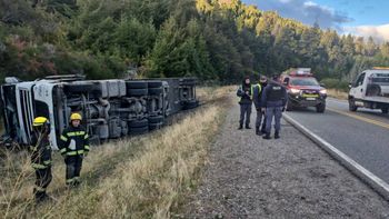 Intervino la Policía para ordenar el tránsito sobre la Ruta 40 donde volcó un camión chileno. Intervino la Policía para ordenar el tránsito sobre la Ruta 40 donde volcó un camión chileno.