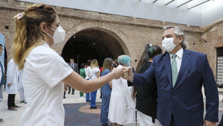 Alberto anunció un bono para los trabajadores de la Salud