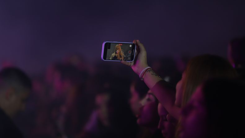 El acompañamiento de la gente fue multitudinario en la primera noche de la Fiesta de la Confluencia.