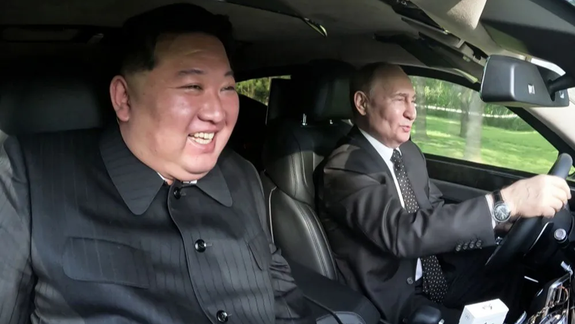 Vladimir Putin y Kim Jong-Un paseando en su Aurus.