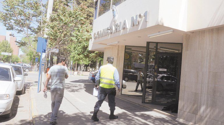 Efectivos de la Comisaría Primera intervinieron en el lugar.