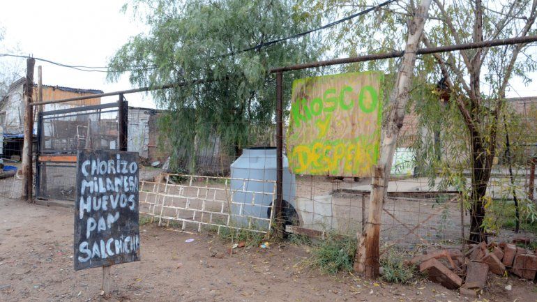 Fue a comprar cervezas, el almacenero se negó a venderle y le baleó la despensa