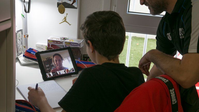 Internet y cuadernillos, la clave para clases en casa