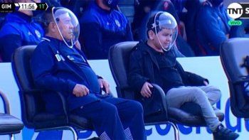 ¿de que planeta viniste? maradona volvio con mascara anti covid y estallaron los memes ¿de que planeta viniste? maradona volvio con mascara anti covid y estallaron los memes