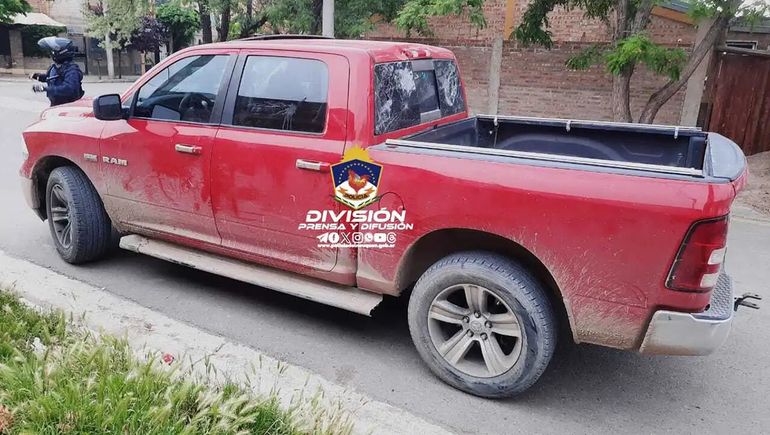 Robaron una camioneta, atropellaron a un peatón y terminaron en el calabozo