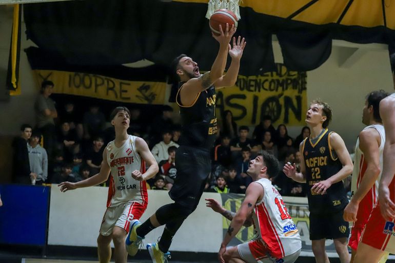 Lucas Villanueva marcó 13 puntos y bajó 10 rebotes para Pacífico en el clásico de la capital neuquina. Fotos: Omar Novoa