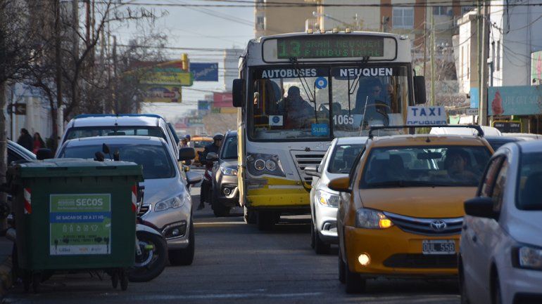 Los colectivos transitan como tortugas en la ciudad