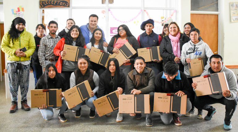 Dos escuelas del interior recibieron 95 notebooks