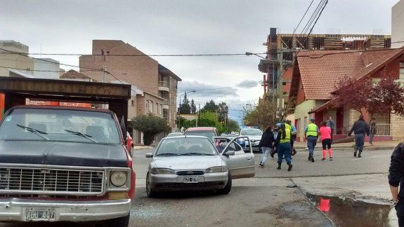 De locos: lo adelantaron con la camioneta