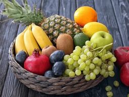 Entre altos costos internos y apertura comercial, el sector frutícola pierde competitividad y espacio tanto en el mercado externo como interno. Entre altos costos internos y apertura comercial, el sector frutícola pierde competitividad y espacio tanto en el mercado externo como interno.