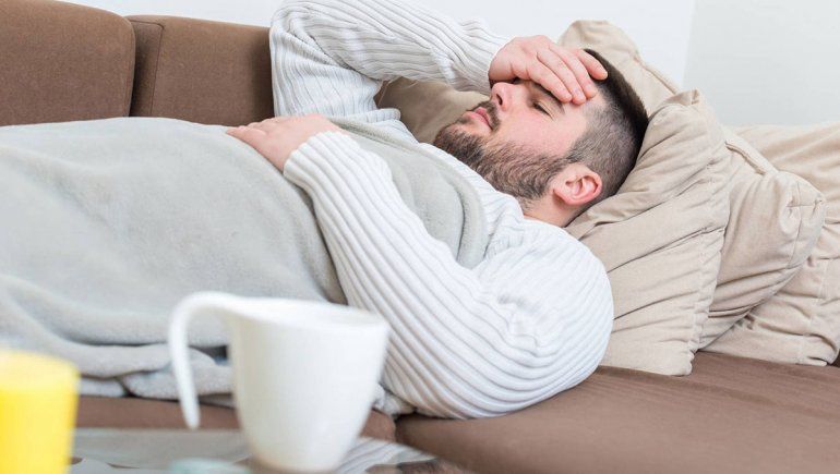 Cómo diferenciar el COVID-19 de la gripe y de los resfriados