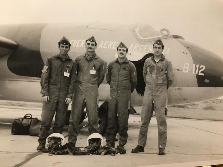 El teniente Eduardo Jorge De Ibáñez (primero de izquierda a derecha) fue uno de los pilotos del avión bombardero Canberra que el 1 de mayo de 1982 tuvieron la misión de evitar el desembarco británico sobre las islas.