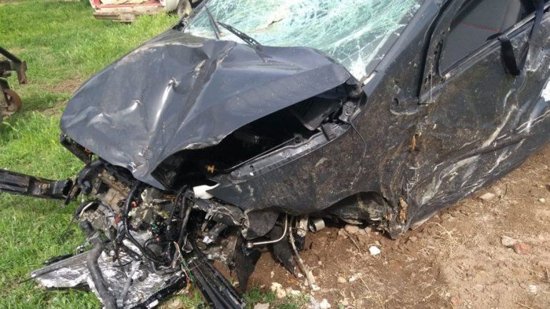 Se salvaron de milagro: dos menores chocaron contra un árbol y sufrieron heridas leves