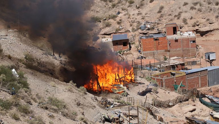 El fuego consumió una casilla en pocos minutos y los bomberos tuvieron que llegar a pie