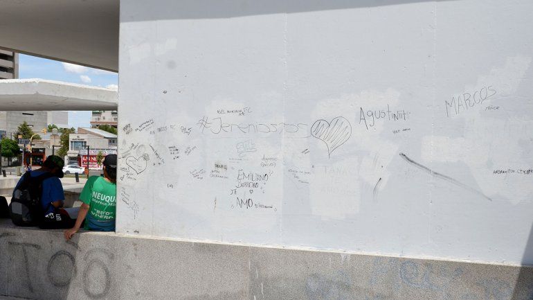 Una vez más pintaron el Cenotafio a los caídos de Malvinas