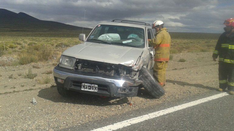 Fuerte choque en la Ruta 40 entre un auto y una camioneta: dos neuquinos están graves