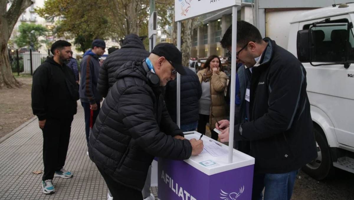 Las afiliaciones de La Libertad Avanza en la mira