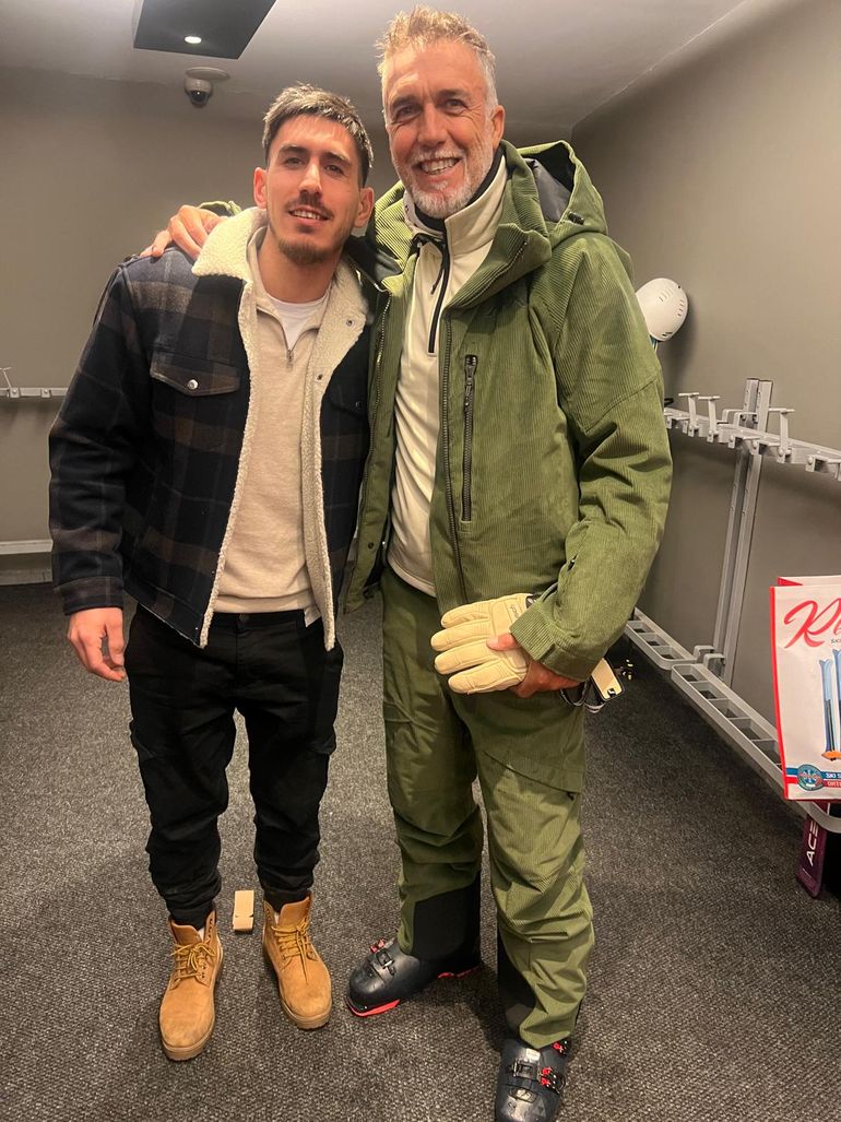 Junto a Gabriel Omar Batistuta, uno de los tantos que visita el lugar como turista. Junto a Gabriel Omar Batistuta, uno de los tantos que visita el lugar como turista.