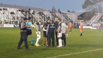 incidentes afuera de la visera: policias heridos e hinchas detenidos incidentes afuera de la visera: policias heridos e hinchas detenidos