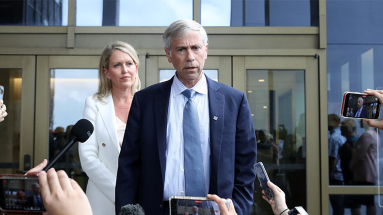 Maduro a enfrenta cargos que incluyen narcoterrorismo, conspiración, narcotráfico, blanqueo de dinero y otros. | LM Neuquen Maduro a enfrenta cargos que incluyen narcoterrorismo, conspiración, narcotráfico, blanqueo de dinero y otros.