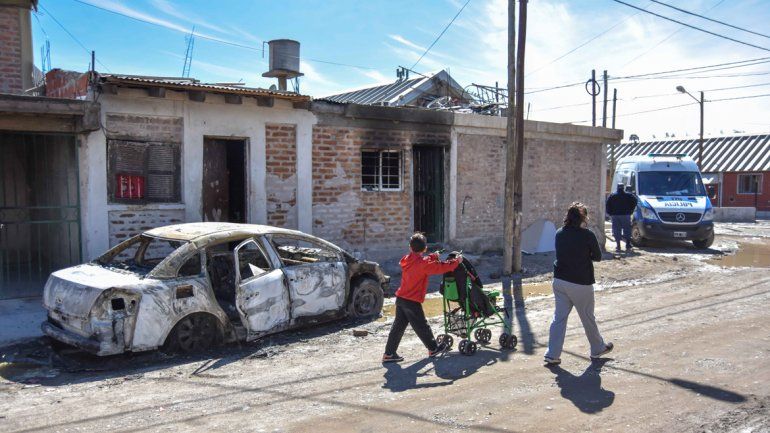 Vecinos cansados de la violencia de una familia, le quemaron la casa