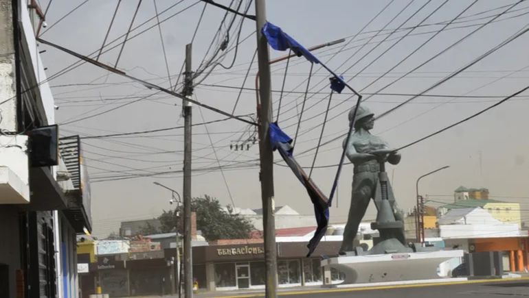 Destrozos por el temporal de viento en Caleta Olivia.