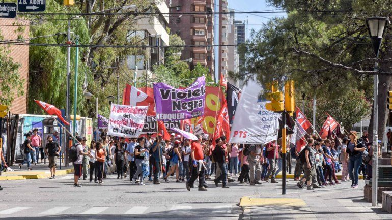 Una nutrida manifestación confluyó ayer en Casa de Gobierno.