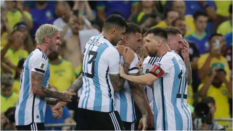 Lionel Messi calmando al Cuti Romero en el festejo del gol Lionel Messi calmando al Cuti Romero en el festejo del gol