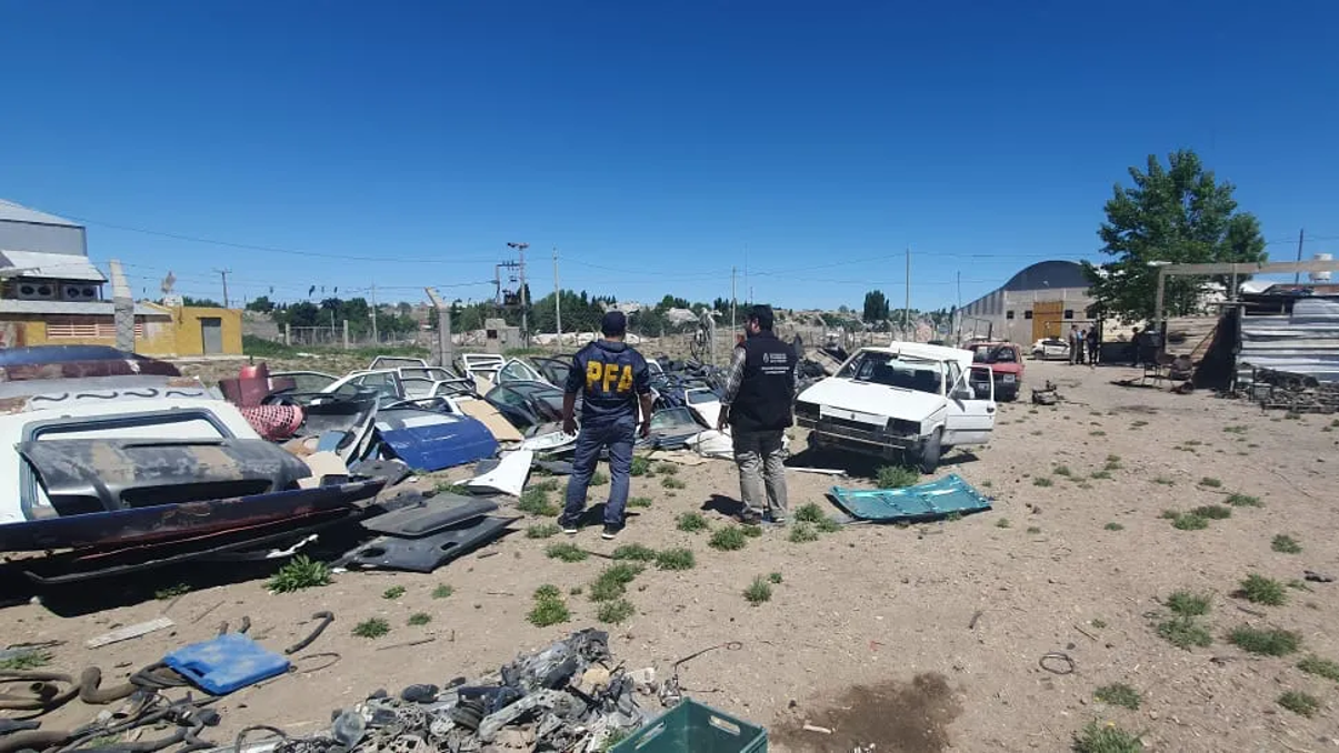 La Policía Federal durante uno de los allanamientos a desarmaderos de Zapala.