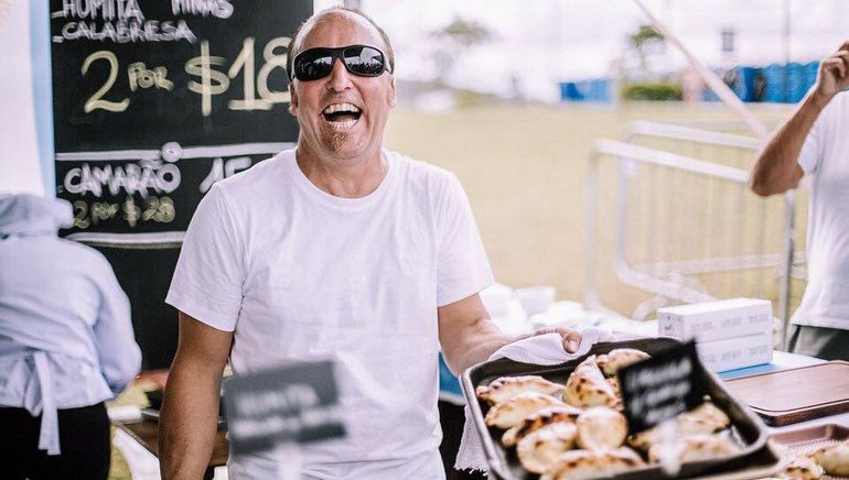 Gustavo y sus empanadas argentinas. Prepara las auténticas, pero también las adapta al paladar brasileño.