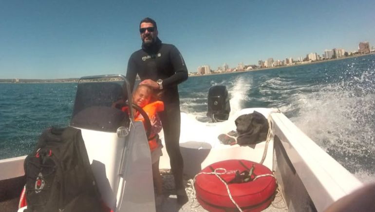 La agencia que organizó la excursión es de Puerto Madryn pero el instructor es de una escuela de buceo de Buenos Aires. La agencia que organizó la excursión es de Puerto Madryn pero el instructor es de una escuela de buceo de Buenos Aires.