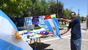 furor por las camisetas del dibu y julian en la previa de la final: ¿que pasa con las originales? furor por las camisetas del dibu y julian en la previa de la final: ¿que pasa con las originales?