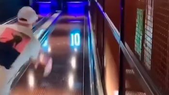 chuza y baile: el video de dibu martinez jugando al bowling chuza y baile: el video de dibu martinez jugando al bowling