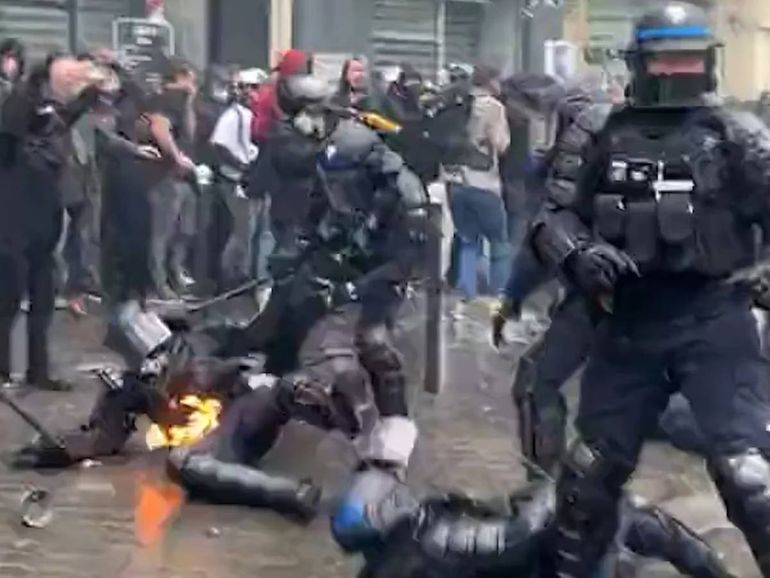 Video: manifestantes incendiaron un policía en las protestas contra Macron
