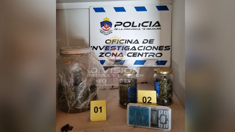 En los allanamientos encabezados por la Comisaría Tercera también se incautó marihuana.