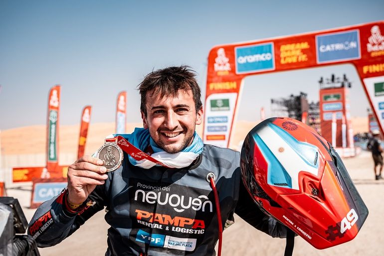Santiago Rostan con la medalla luego de haber terminado la competencia. La sonrisa describe su sentimiento. Santiago Rostan con la medalla luego de haber terminado la competencia. La sonrisa describe su sentimiento.