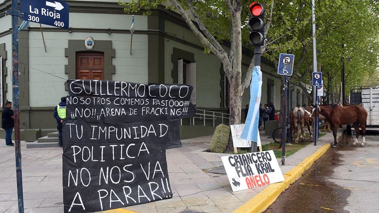 Con caballos, crianceros acusan al ex ministro Coco de usurpar tierras para hacer negocios con el fracking