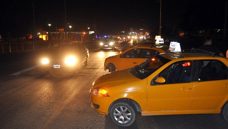 Taxistas interrumpían el tránsito en el puente carretero por la liberación de los agresores de Pablo Sánchez
